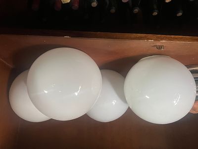 Lotto di 4 globi sferici in vetro opale bianco. Un lotto di 4 paralumi sferici realizzati in 