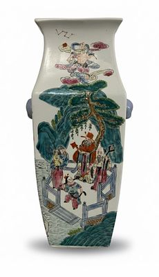 Vaso quadrangolare in porcellana Famiglia Rosa con scena di saggi e divinit&agrave; CM 40. Vaso cinese 