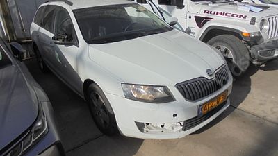 סקודה אוקטביה מודל 2016. 370,245 ק"מ, יד שלישית. מחיר מחירון: ₪38,500. תיבת הילוכים: אוטומטי 