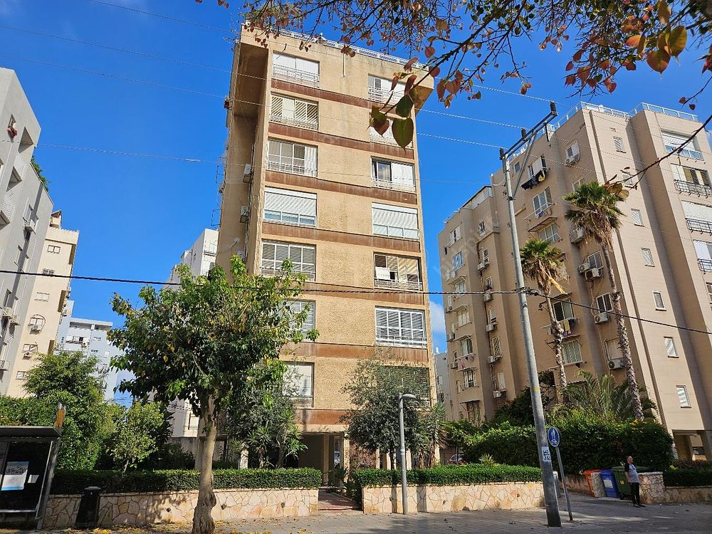 , דירת דופלקס, 6 חדרים, נתניה, רחוב סמילנסקי 70/12, גוש 8258, חלקה 60 תת חלקה 12. מחיר מינימום להגשת הצעות: ₪3,000,000. קומה שביעית ושמינית.