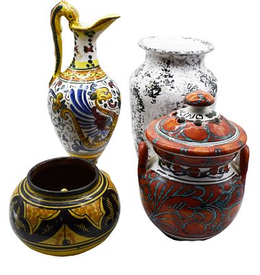 Lot of four different hand-painted ceramic objects. Lotto di quattro oggetti diversi di diversa 