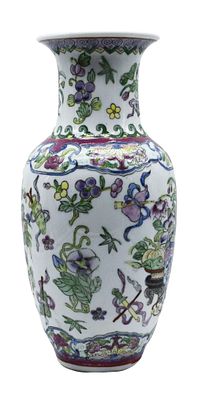 Porcelain vase with floral motifs, China, early 1900s, 21 cm. Vaso in porcellana a motivi 