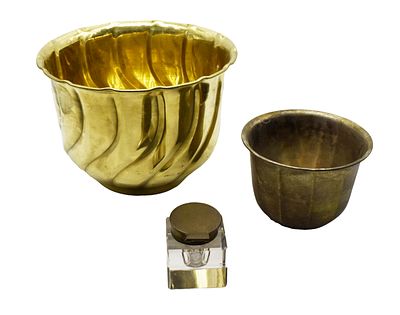 Lot composed of a brass flowerpot, an inkwell and a small cauldron, different sizes and eras. Lot 