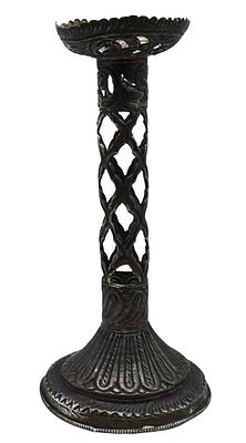 Silver metal candle holder, 25 cm. Portacandele in metallo argentato, cm 25