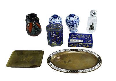 Lot of various objects in different materials, mainly from Asia, early 1900s. Lotto di vari 
