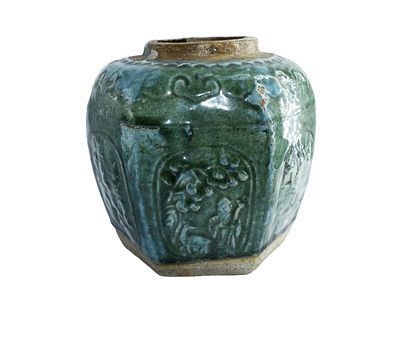 Hexagonal porcelain vase glazed in shades of green with floral motifs, China, 19th century. Vaso 