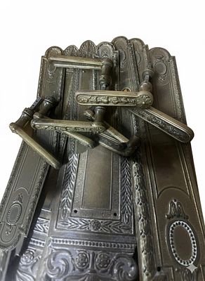 Lot of 5 Antique Bronze Handles and Plates "L.B. PARIS. Magnifico lotto composto da cinque 