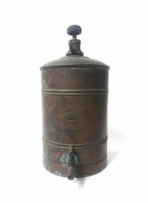 Antique Copper Backpack Sprayer Pump. Pompa irroratrice a spalla d'epoca, realizzata interamente 