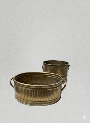 Lot of two decorative vases: beaten and grooved brass, vintage patina. Elegante coppia di 