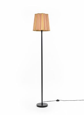 VINTAGE FLOOR LAMP: Black Metal Frame and Striped Pleated Lampshade. Elegante e versatile 