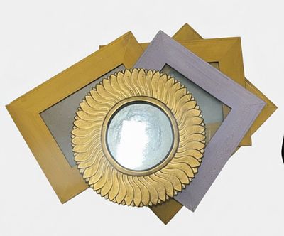 Lot of four various frames and a gilded mirror of various sizes. Lotto di quattro cornici vari e 