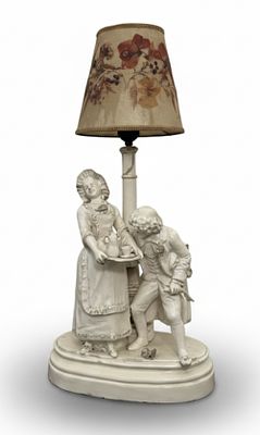 Lampada figurativa in Biscuit "Scena Galante" epoca XIX cm 60 circa. Elegante lampada da tavolo 