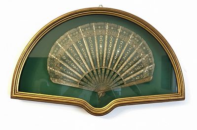 Ventaglio Antico in Pizzo e Madreperla entro Cornice a Bacheca "Eventail". Prezioso ventaglio 