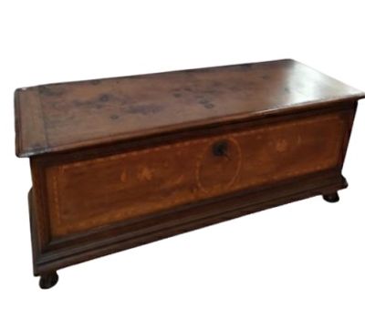 Rara e suggestiva cassapanca da sala o da parata in legno massello intagliato, realizzata nella 