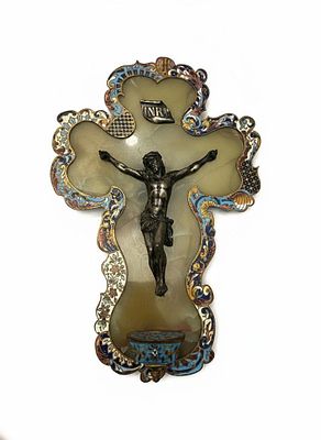 Crocifisso da Parete con Acquasantiera – Onice, Argento e Smalti Cloisonn&eacute;. Pregevole oggetto 