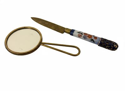 Lotto composto da – Tagliacarte in Porcellana Dipinta e Specchio in Ottone 1920b circa. affinato 