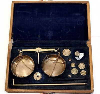 Rara Bilancia Monetale "a Colonna" in Scatola Originale – Set Completo con Pesi per Doppia di Genova