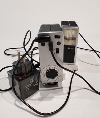 Flash Elettronico Vintage Rollei E27 Singapore – Attacco Universale a Slitta – Ottime Condizioni. 