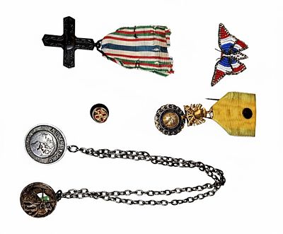 Lotto Vintage da Collezione: Onorificenze Storiche, Spille e Militaria d'Epoca. Questo lotto 