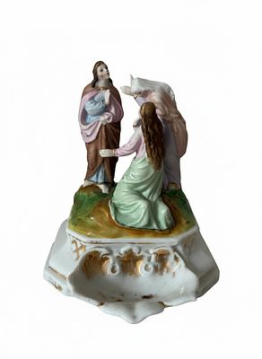 Devozione Domestica – Acquasantiera Monumentale in Porcellana Scena sacra Marie al Sepolcro. Acqu 