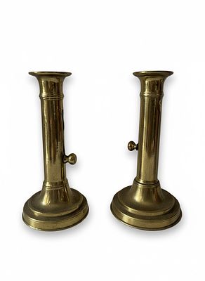 Coppia di Candelieri Ottocenteschi con Sistema a Espulsione. Elegante coppia di candelieri in 