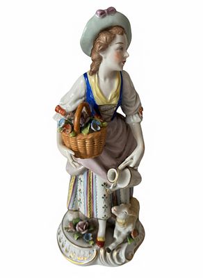 "Armonia Campestre" – Fanciulla con Brocca e Agnello. Raffinata scultura in porcellana 