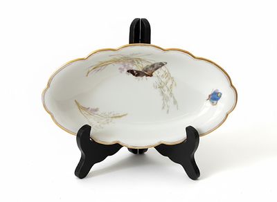 "Sinfonia Naturale" – Piattino Ovale in Porcellana con Farfalle. Pregevole piattino di forma 