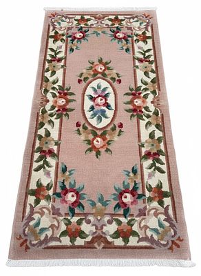 Tappeto Pechino – Eleganza Floreale in Sfumature Ros&eacute;
130x70 cm. Un raffinato esemplare di 