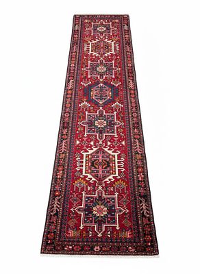 Passatoia Karaja – Ritmo Geometrico e Tradizione Caucasica
Dimensioni: 275x75 cm. Magnifica 