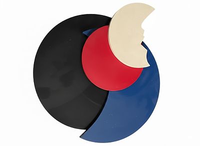 Scultura da parete in materiale polimerico laccato cm 50. L'opera si definisce attraverso la 