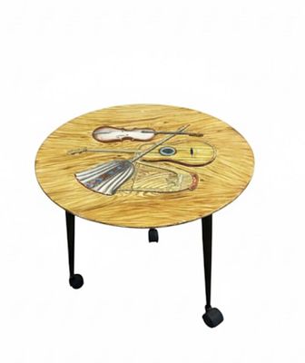 Tavolo Basso Circolare con Basamento su Ruote cm 60. L'oggetto si distingue per l'eleganza della 