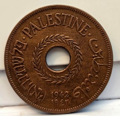 פלשתינה (א"י) – 20 מילס 1942 
מטבע מקורי מתקופת המנדט הבריטי בארץ ישראל, בערך נקוב של 20 מילס 