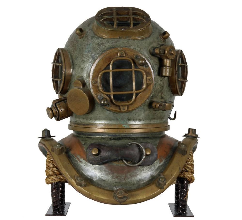 Lot 170: AJ Morse & Son 4 Light 12 Bolt 1930s Diving Helmet