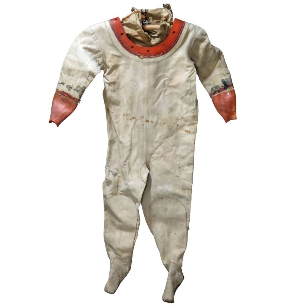 Lot 186: Siebe Gorman Divers Dress Suit 12 Bolt Size 1
