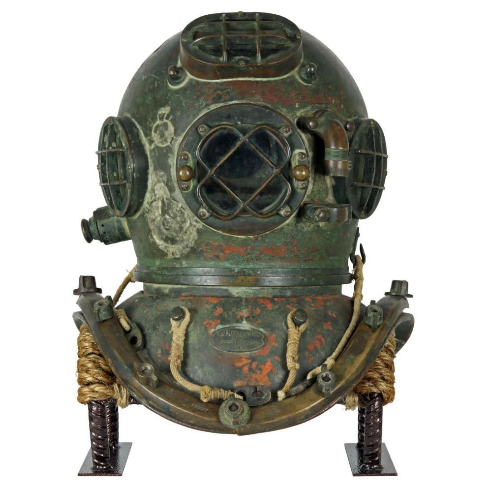 Lot 199: 1919 A.J. Morse & Son 4 Light 12 Bolt Diving Helmet