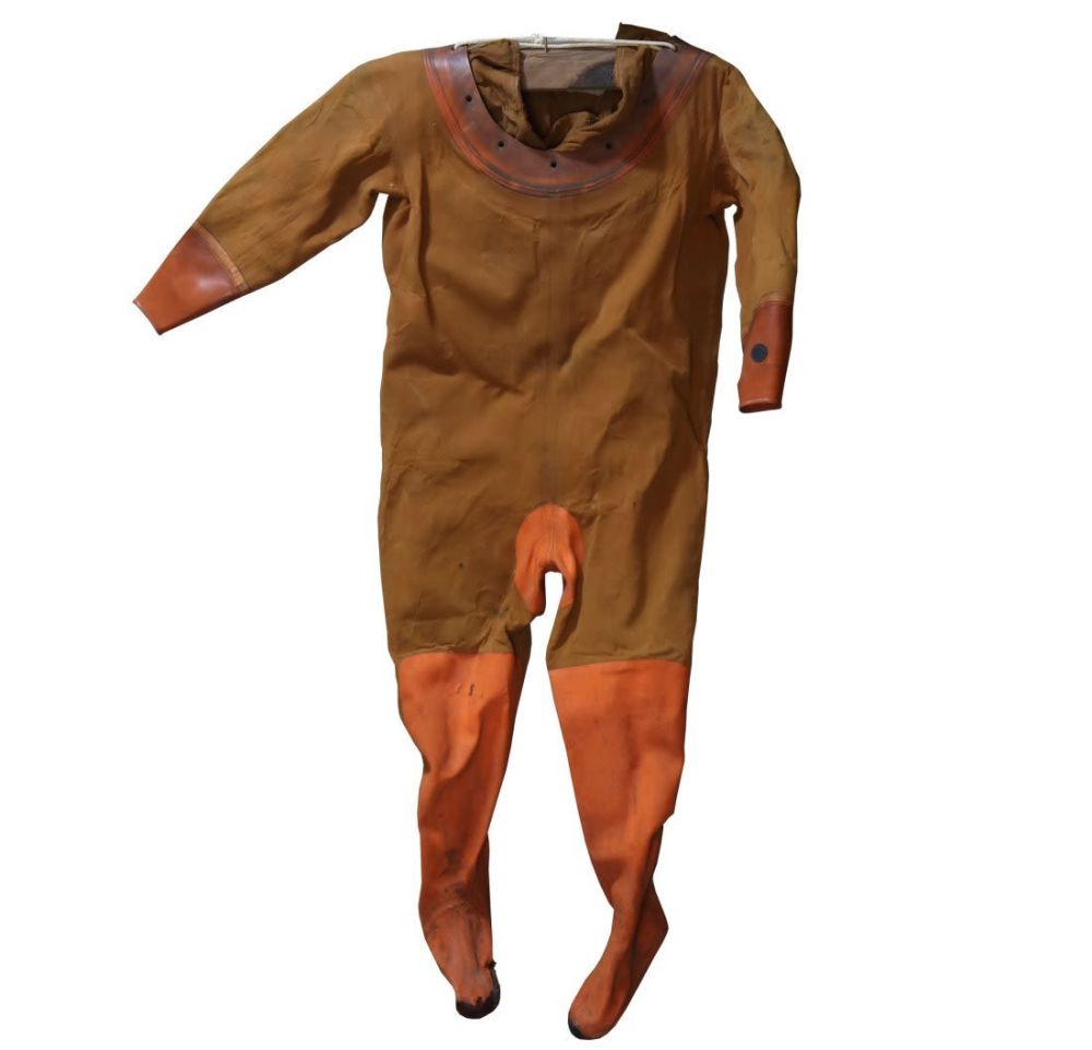 Lot 217: Yokohama Divers Dress Suit 12 Bolt