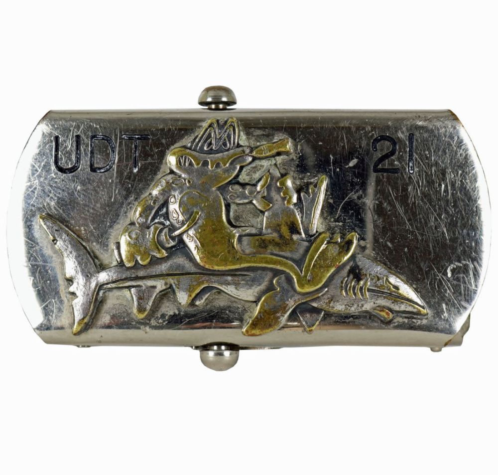 Lot 229: Vintage Underwater Demolitions Team 21 Belt Buckel