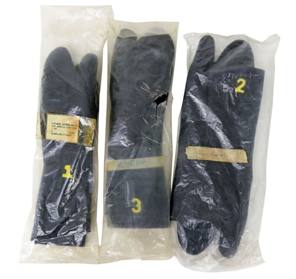 Lot 239: US Navy Mark 12 Divers Gloves Sizes 1, 2 & 3