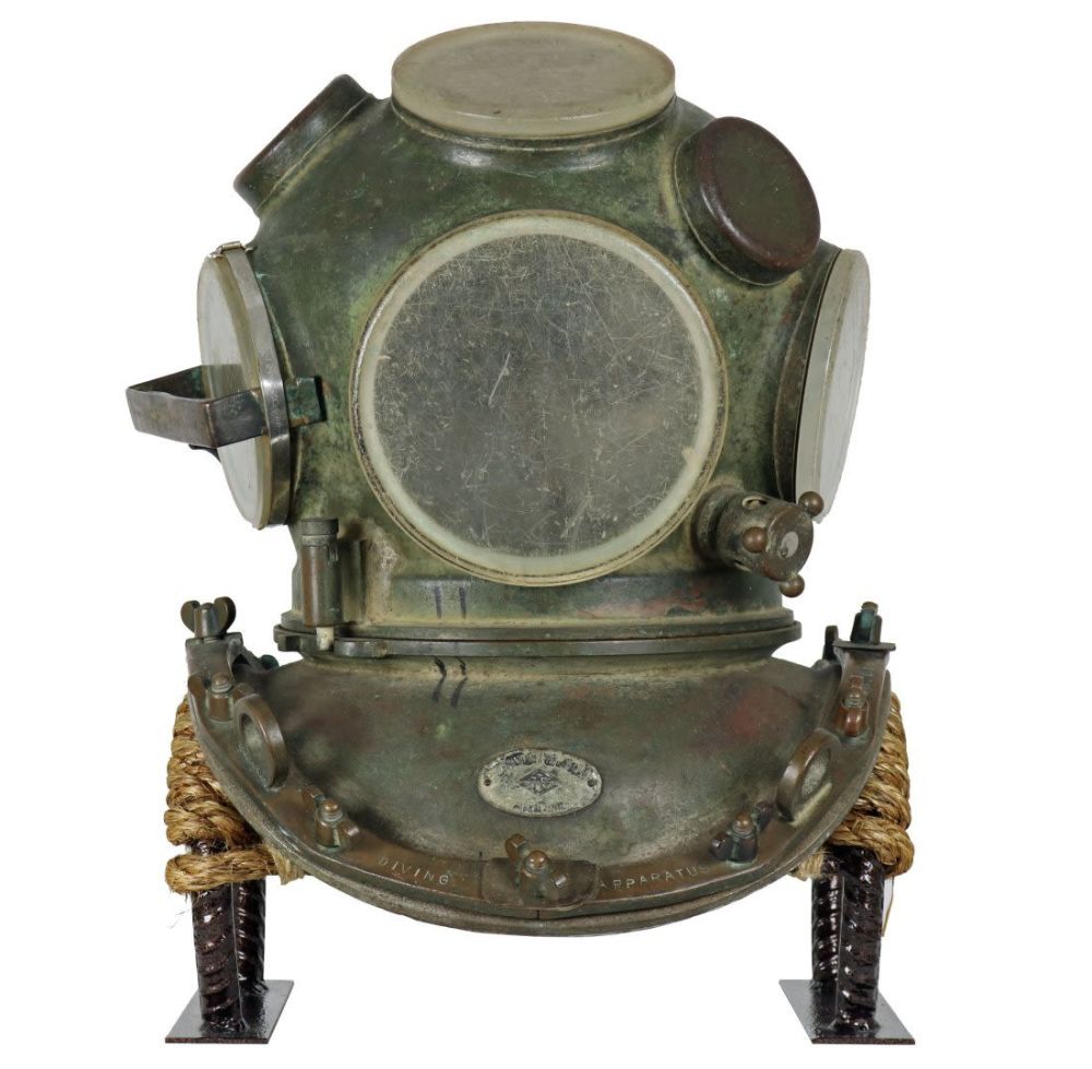 Lot 81: Yokohama Diving Apparatus 4 Light 12 Bolt Diving Helmet