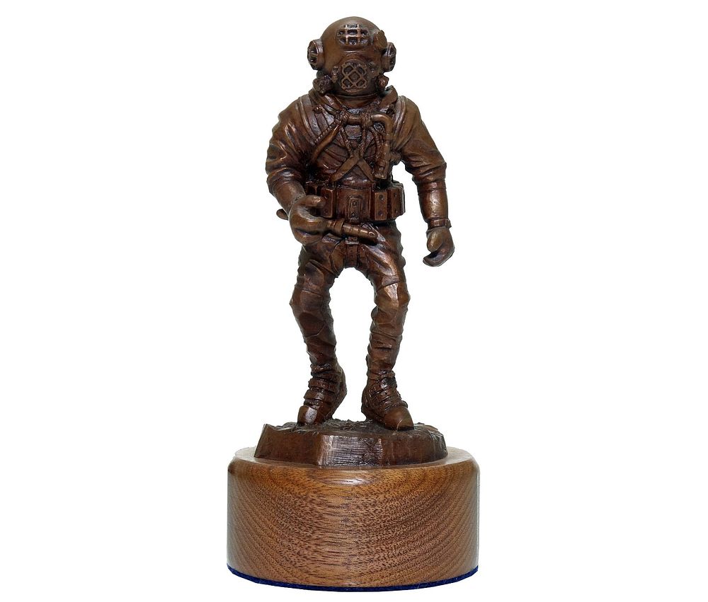 Lot 182: US Navy Mark V Diver Statue Incredibly Detailed