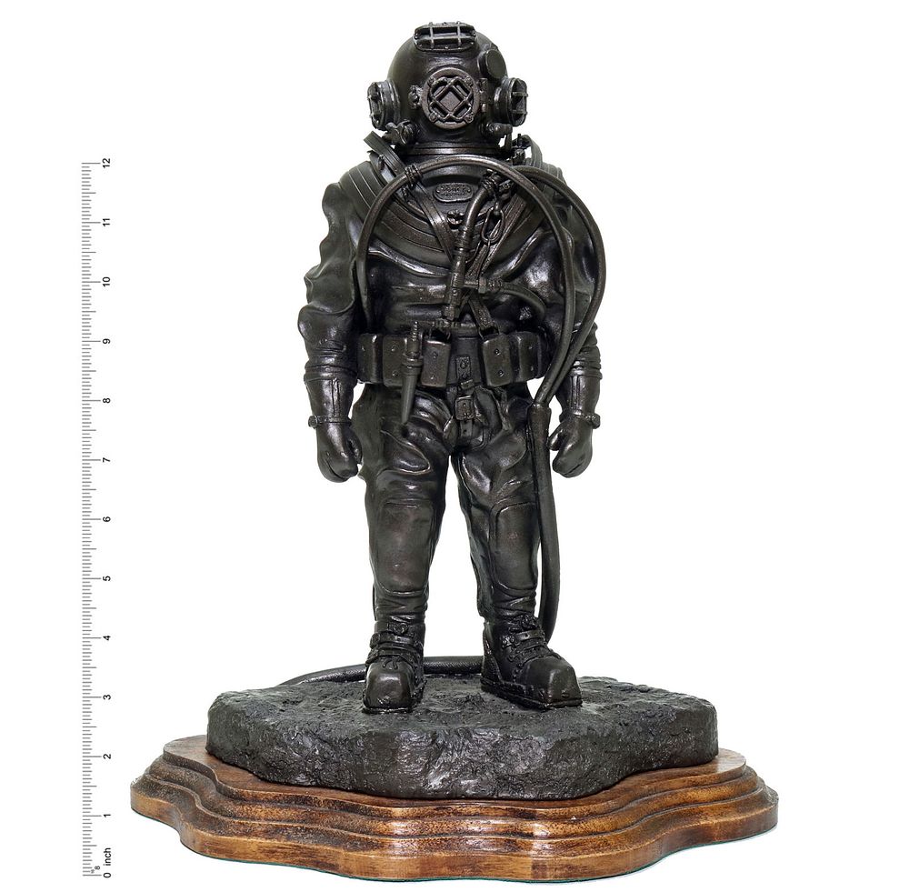 Lot 183: Large US Navy Mark V Diver Statue Highly Detailed