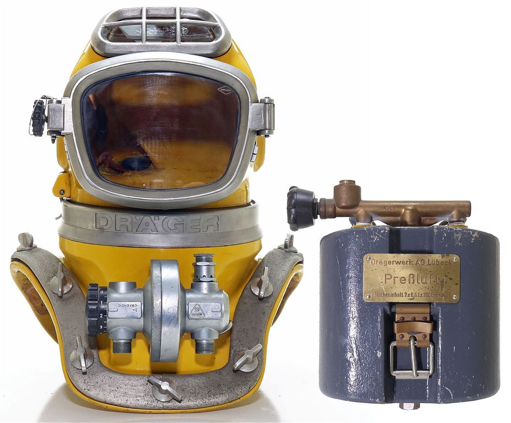 Lot 254: Draeger DM200-2 German Diving Helmet