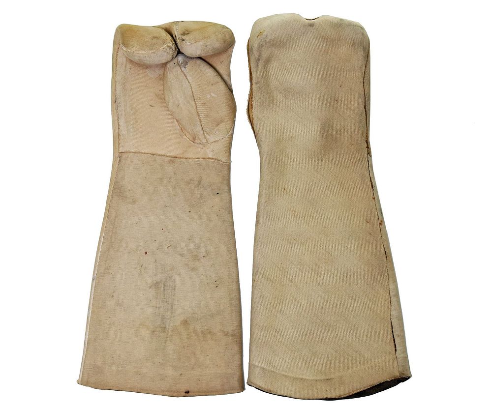 Lot 268: Pair of Vintage Canvas Three Finger Divers Gloves