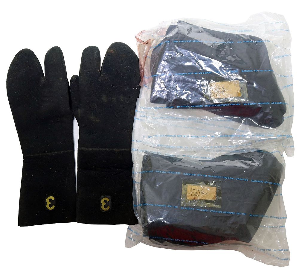 Lot 280: US Navy Mark 12 Divers Size 3 Gloves & Boots