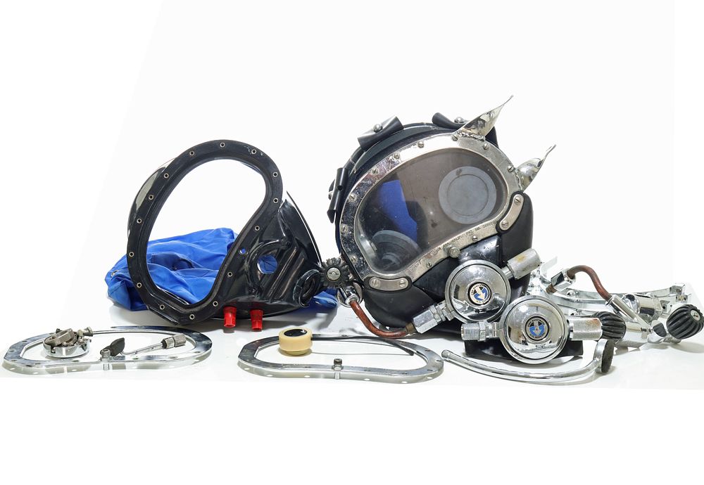 Vintage Kirby Morgan KMB-10 Band Mask + Spare Parts. This is a vintage Kirby Morgan model KMB-10 