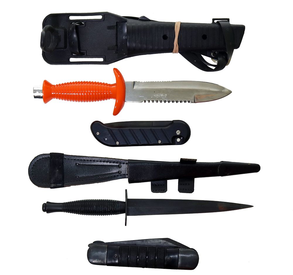 Grouping Of 4 Vintage Dive Knives. This is a grouping of four vintage knives. The first is a new 