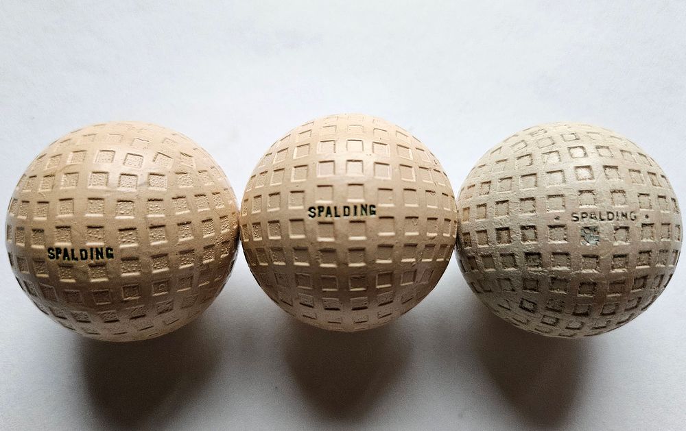 Lot 225: 3 Spalding KRO Flite Mesh Antique Golf Balls 1920’s