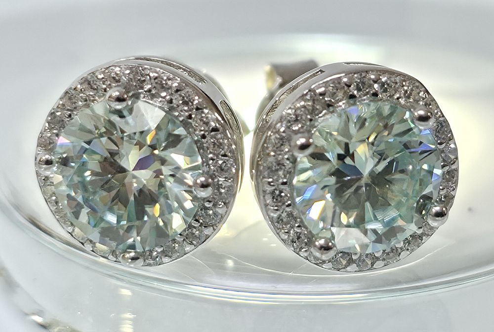 571/ זוג עגילי כסף משובצים יהלום מאוסונייט moissanite בצבע כחול בהיר במשקל 2 קראט בצירוף תעודת 
