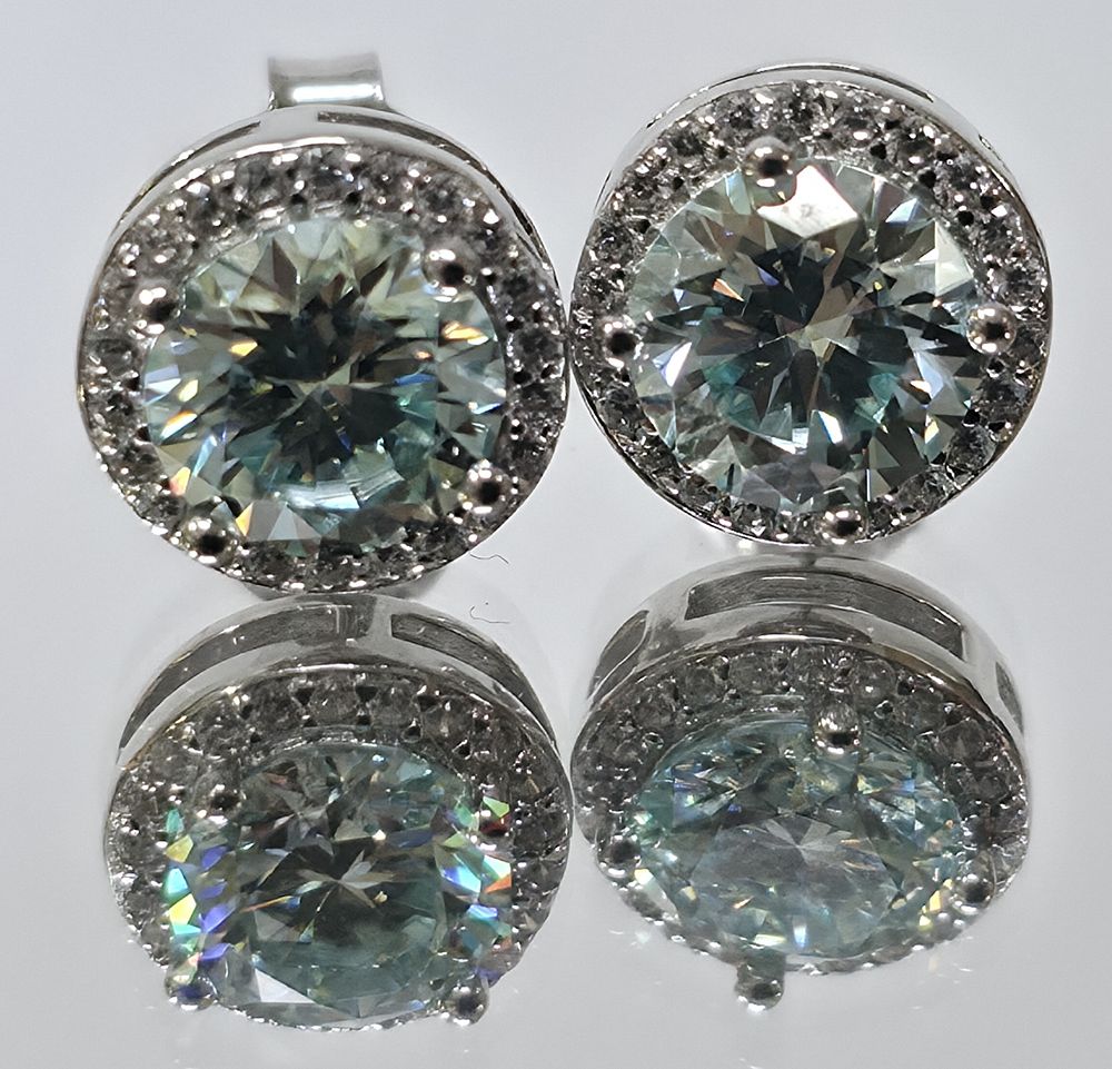 573/ זוג עגילי כסף משובצים יהלום מאוסונייט moissanite בצבע כחול בהיר במשקל 2 קראט בצירוף תעודת 