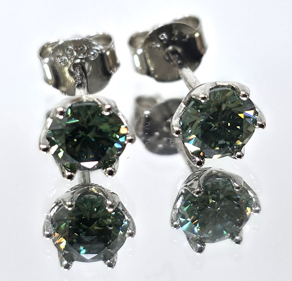 598/ זוג עגילים משובצים יהלום מאוסונייט moissanite בצבע ירוק במשקל 1 קראט בצירוף תעודת אחריות 